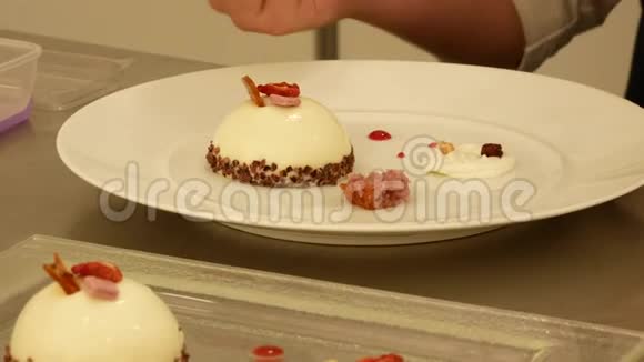 厨师用甜点装饰盘子视频的预览图