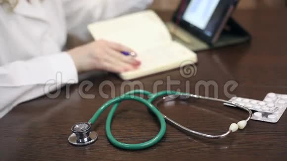 在平板电脑和文件方面工作的医生视频的预览图