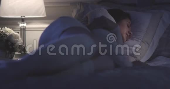 沮丧的女人躺在床上视频的预览图