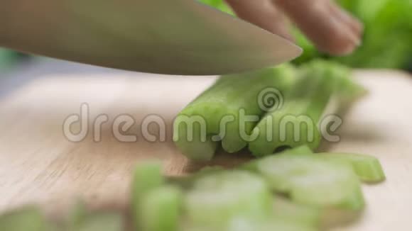 厨师切芹菜切砧板视频的预览图