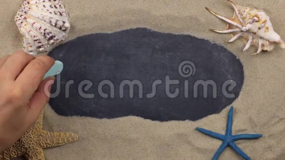 用粉笔在贝壳和星星中书写的泰国字上景视频的预览图