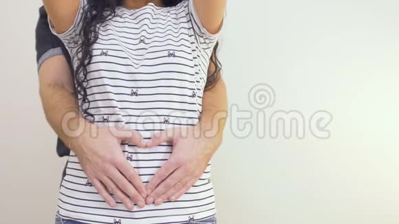 男人用超声波照片拥抱孕妇视频的预览图