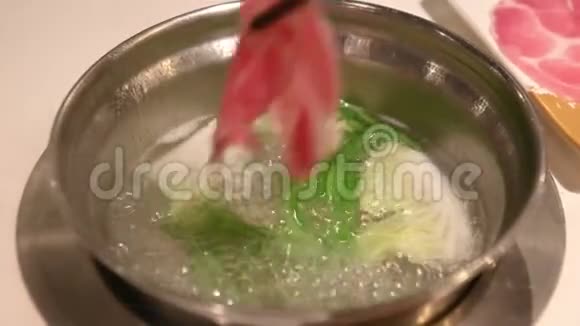 4KShabuShabu在韩国餐馆的火锅中视频的预览图