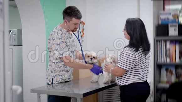 兽医和兽医诊所助理在工作视频的预览图