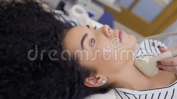 年轻女子做喉咙超声检查视频的预览图
