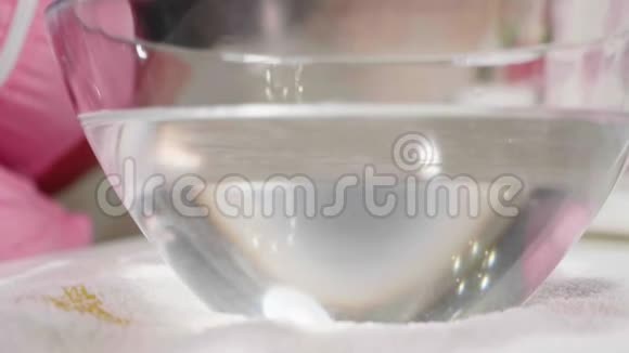 在美容院用水把盐倒入碗中的特写镜头视频的预览图