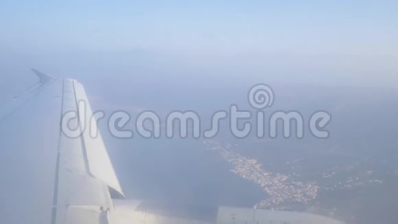 飞越大海从飞机上俯瞰飞过海岸4K多云天气视频的预览图