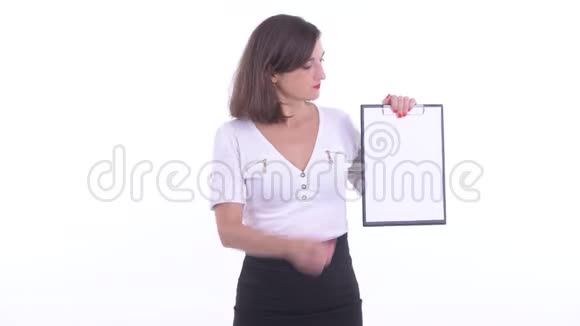 女裁缝展示剪贴板竖起大拇指视频的预览图