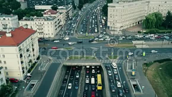 城市大交通堵塞的空中上升镜头视频的预览图