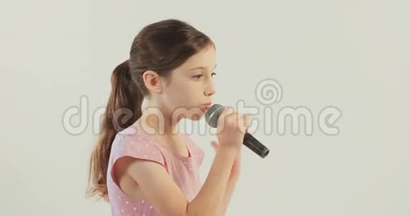 女孩对着麦克风唱歌视频的预览图