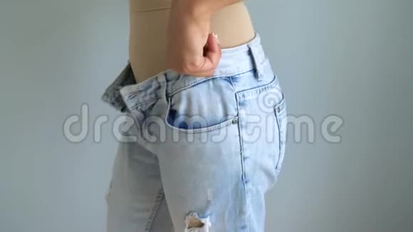 女人隐藏的不完美的身材下拉矫正内衣上面穿着牛仔裤牛仔裤很合身视频的预览图