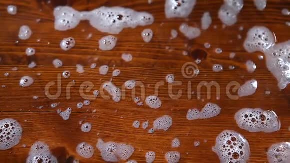 木制桌子肥皂泡高清镜头视频的预览图
