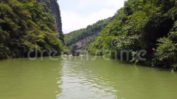 中国大峡谷湖面上的船只视频的预览图