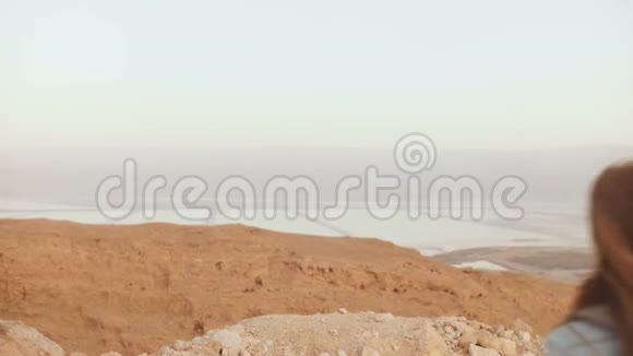 山景女孩双臂张开跳跃漂亮的欧洲女人快乐而兴奋幸福以色列沙漠4K视频的预览图