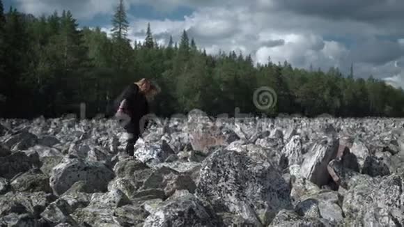 女孩在岩石上视频的预览图