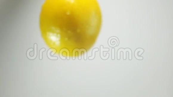 柠檬放进水里视频的预览图