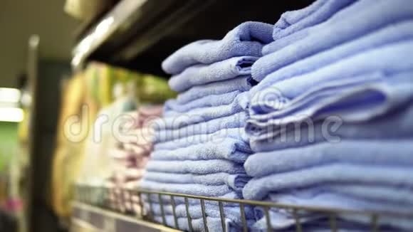 一个女人她的手挑选买蓝色毛巾视频的预览图
