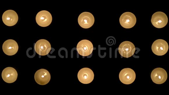 十五支蜡烛在黑色背景上随风燃烧视频的预览图