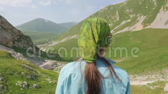 在夏季徒步旅行时一位游客正在寻找绿色的山谷景观视频的预览图