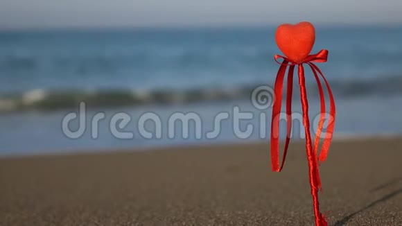 情人节贺卡理念红心在原始沙滩上视频的预览图