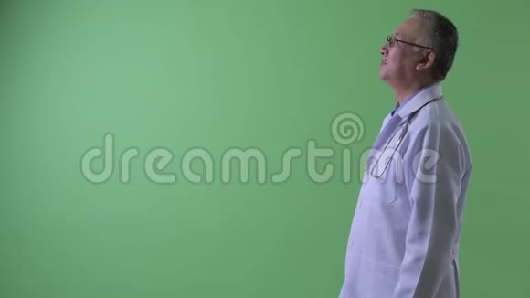 幸福成熟的日本男医生微笑的侧写视频的预览图
