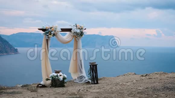 婚礼拱门矗立在山的边缘视频的预览图