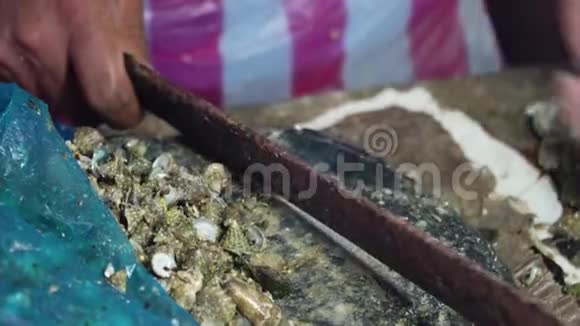 菲律宾鱼市场的新鲜蛤蜊视频的预览图