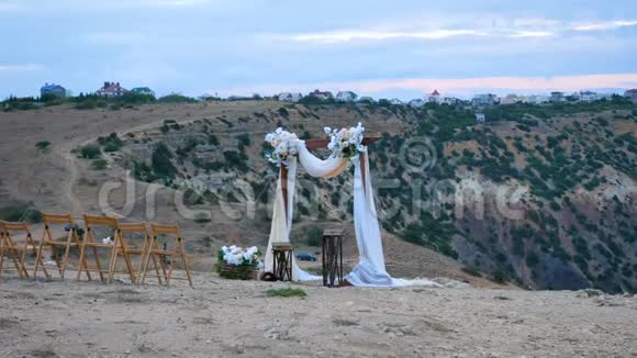 婚礼拱门矗立在山的边缘视频的预览图