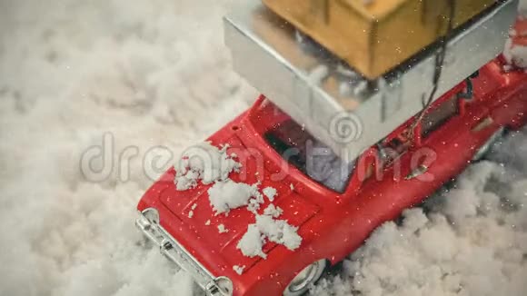 带礼物的红色模型车车顶上还有降雪视频的预览图