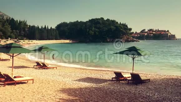 黑山著名的斯维蒂斯特凡岛和海滩的时间流逝视频的预览图