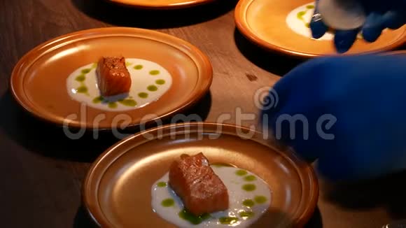专业烹饪鲑鱼鱼片美食装饰视频的预览图