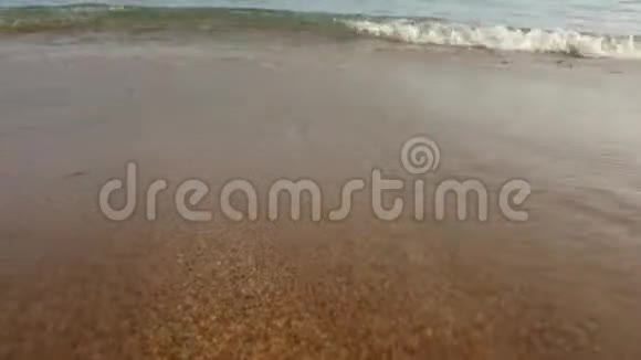 地面视频关闭海水冲洗沙子迅速干燥在阳光下镜片上很少有水滴来强调水视频的预览图