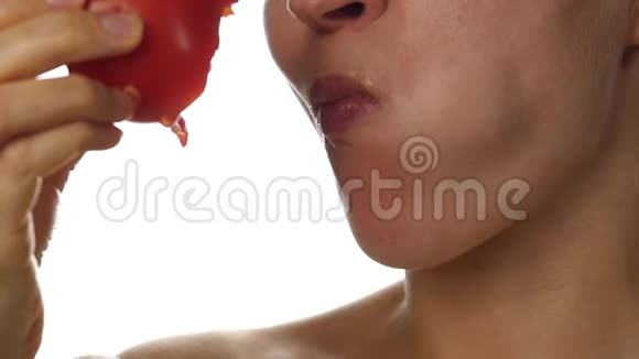 美女嘴吃番茄喜欢品尝番茄的女孩健康食品和节食理念慢动作视频的预览图