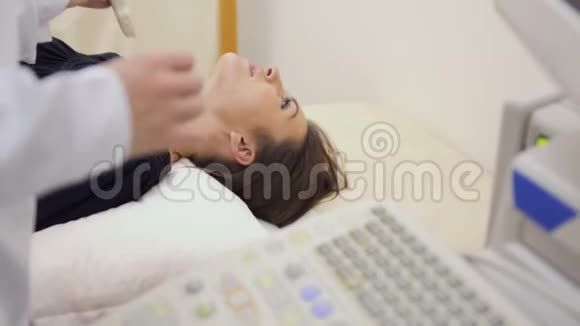 医生用超声波检查年轻女子的喉咙视频的预览图