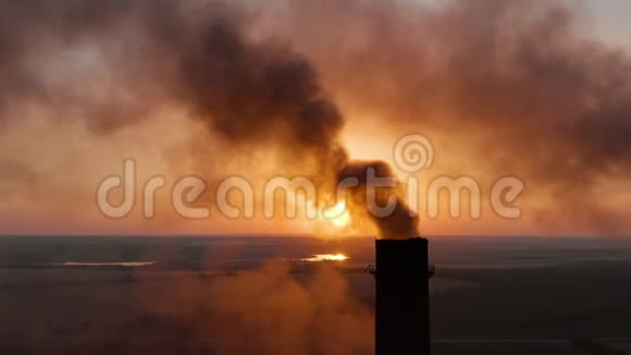 空中观景从工业管道排放到大气吸烟烟囱视频的预览图
