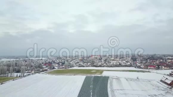 雪下城市的空中景色视频的预览图