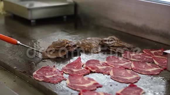 炭上熏猪肉狮子在炭炉上做饭视频的预览图