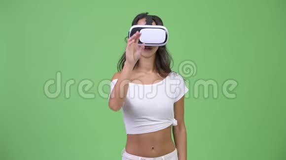 使用虚拟现实耳机的年轻美丽多民族妇女视频的预览图