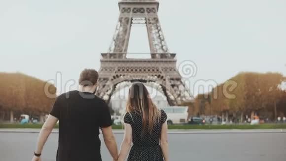 法国巴黎埃菲尔铁塔附近的年轻幸福夫妇男人和女人在街上拥抱和亲吻视频的预览图