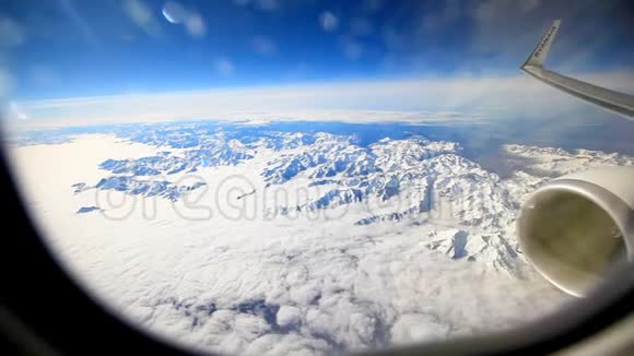西班牙的空中景色山脉覆盖着雪飞机飞过群山视频的预览图