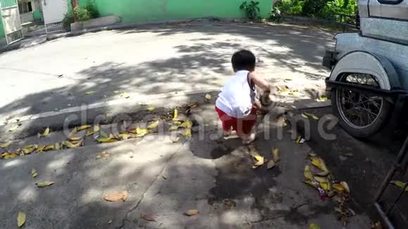 2岁的男婴扫街视频的预览图