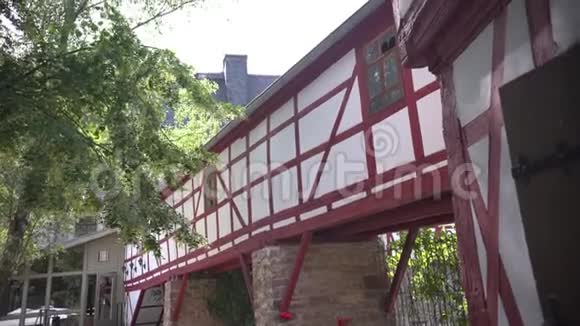 在德国一座美丽的城堡上有一座用红色油漆的木头建造的非常古老的半木制房子视频的预览图