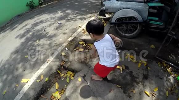 2岁的男婴扫街视频的预览图