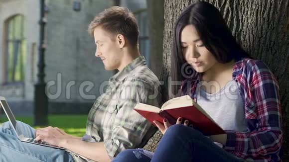 女士仔细阅读书籍比较主角和她喜欢的男人视频的预览图