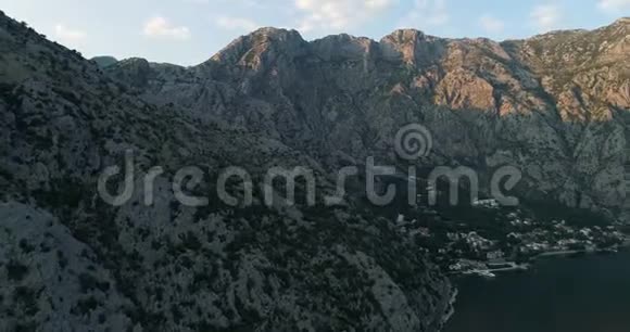 在Kotor湾和沿岸村庄的夜景中提供空中景观视频的预览图