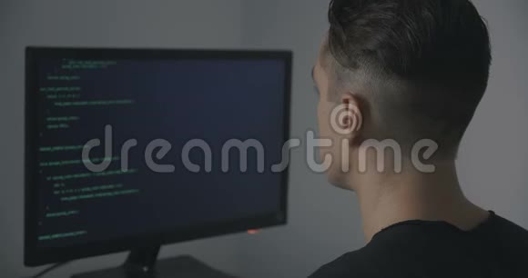 黑客程序员在办公室工作时编写绿色代码视频的预览图