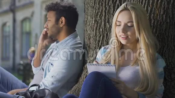 一个打电话的人他的女朋友为他写情书年轻人视频的预览图