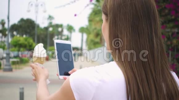女人拍冰淇淋锥青少年在相机手机上慢镜头拍摄冰淇淋视频的预览图