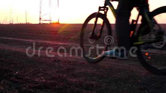 男子刹车自行车开始训练锻炼日落时间视频的预览图