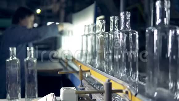 工人检查瓶子女工在工厂排队时检查新瓶子视频的预览图